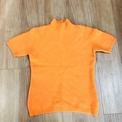 オレンジのもこもこニットの画像