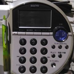家庭用の電話機。子機つきの画像