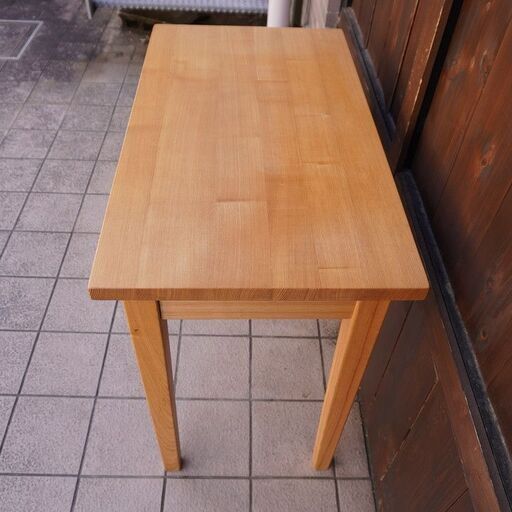 稀少なタモ材を使用した無印良品(MUJI)のパーソナルデスク。シンプルでオシャレなデザインとナチュラルな質感がインテリアのアクセントに