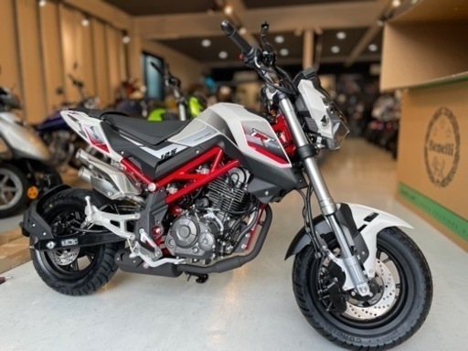 新車　ＢＥＮＥＬＬＩ　ＴＮＴ１２５　ホワイト入荷　正規代理店　メーカー保証２年メーカーバッテリー保証１年付き