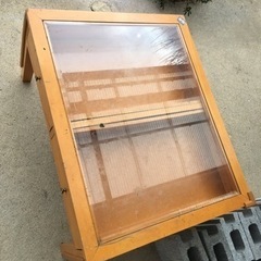 ガラス天板の木製テーブルの画像