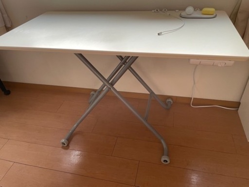 折り畳み可能なデスク