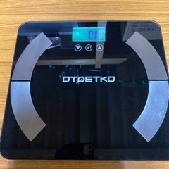 【お話し中】【中古品】DTOETKD 体重計