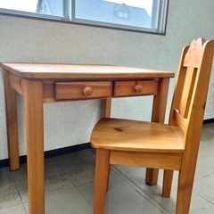 家具屋さんの手作りの机と椅子