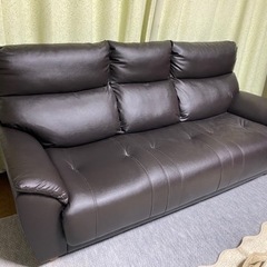 急募・美品:3人がけソファ 濃茶 レザー調の画像
