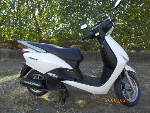 ホンダ リードEX 110（原付2種、桃色ナンバー）走行可能走行距離：23，000 km 程度、埼玉県　川越市　からの掲載です。メタリックホワイトで綺麗です。 画像参照実車をご確認して頂ければ思います。メットインが広く、雨天時など大きなバッグなども入り濡れる事もなく便利です。 足元も広く、荷物も載せられます。