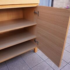 人気の無印良品(MUJI)の木製キャビネット・木製扉・タモ材です！明るいナチュラルな雰囲気が北欧スタイルなどにおススメのサイドボード。コンパクトなので玄関や寝室などでも活躍します♪CB341の画像