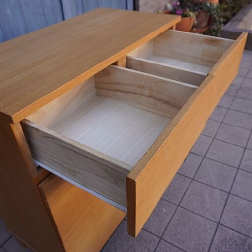 人気の無印良品(MUJI)の木製キャビネット・木製扉・タモ材です！明るいナチュラルな雰囲気が北欧スタイルなどにおススメのサイドボード。