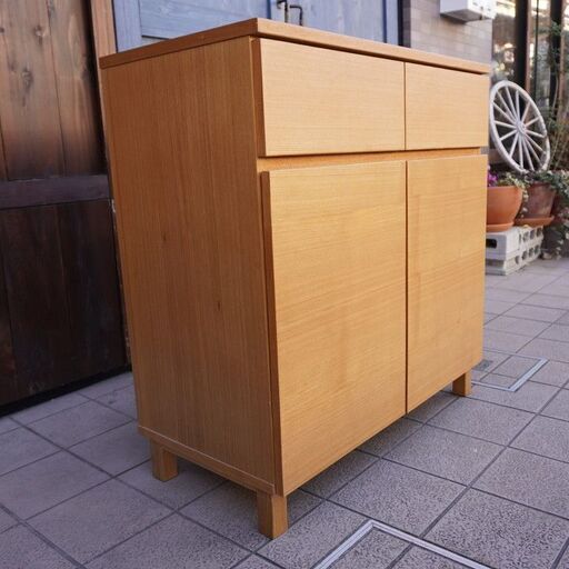 人気の無印良品(MUJI)の木製キャビネット・木製扉・タモ材です！明るいナチュラルな雰囲気が北欧スタイルなどにおススメのサイドボード。