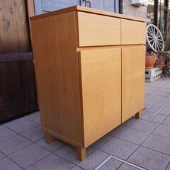 人気の無印良品(MUJI)の木製キャビネット・木製扉・タモ材です！明るいナチュラルな雰囲気が北欧スタイルなどにおススメのサイドボード。コンパクトなので玄関や寝室などでも活躍します♪CB341の画像