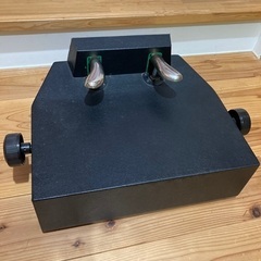 ピアノ用補助ペダルとメトロノーム