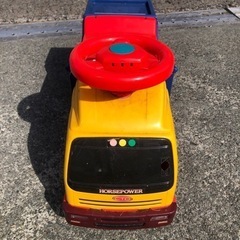 子供の乗り物の画像