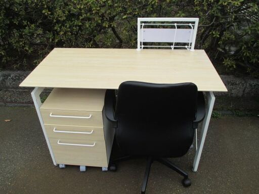 ニトリ・サーヤ　　デスク・ワゴンセット　ワークチェアー付き