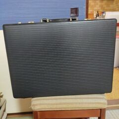 アタッシュケース差し上げます