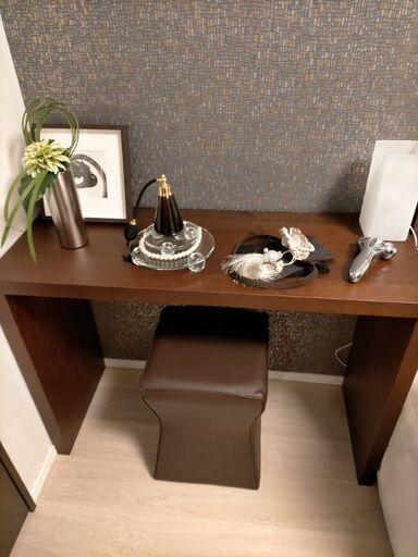 未使用のドレッサーと椅子のセット