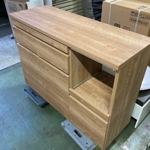 ● キッチンカウンター、大型キッチン収納