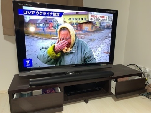 テレビ、テレビボード、サウンドバー