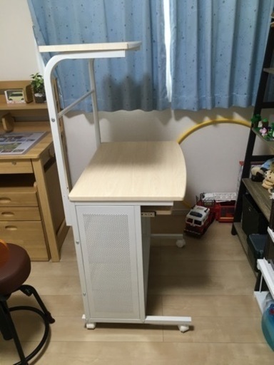 パソコンデスクです。