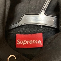 Supreme パーカー黒　新品未使用　Mサイズの画像