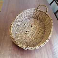 編み籐かご　取っ手付きの画像
