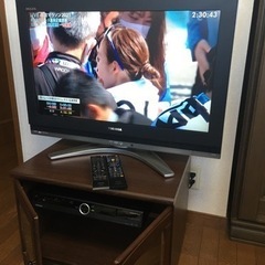 3点セットでお譲りします。レグザ32型とHDレコーダーとテレビ台