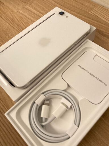 【新品未使用】iPhone SE 第2世代 64GB SIMフリー ホワイトドコモ購入 Apple純正品【引き渡し3/12まで】