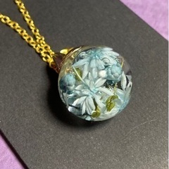 ハーバリウムのネックレスの画像