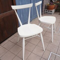 イギリスercol(アーコール)社のスタッキングチェア2脚セットです。ホワイトのペイントが愛らしいダイニングチェア。英国らしい洗練されたデザインは北欧スタイルにもおススメです♪CC106の画像