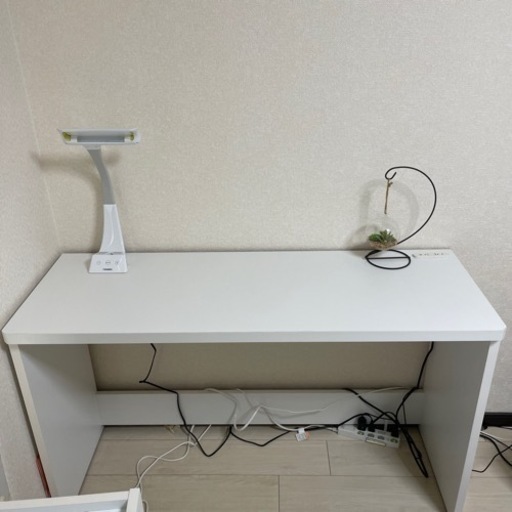 白い机（コンセント付き）