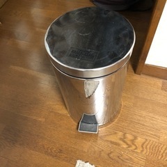 ペール缶ゴミ箱（話中）