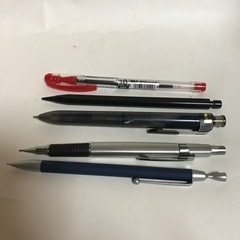 赤のボールペン1本＋シャープペンシル4本の画像