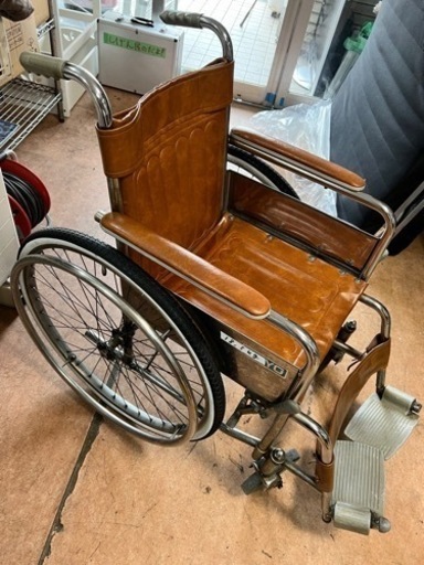 レトロ車椅子  茶色のレザー張り 車椅子 ヴィンテージ？  しげん屋