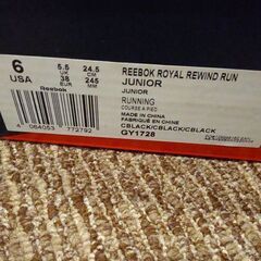 Reebokスニーカー黒24.5の画像