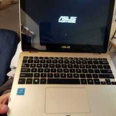 タッチスクリーンと360度フリップを備えた Asus vivob...