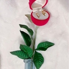 最終お値下げ！　新品　淡水パール　イヤリング　バラ一輪デザイン　ジュエリーケース付の画像
