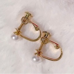 最終お値下げ！　新品　淡水パール　イヤリング　バラ一輪デザイン　ジュエリーケース付の画像