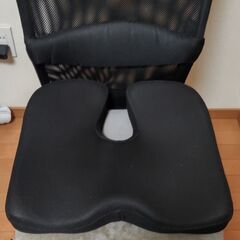 キャスター付きオフィスチェア、別売りクッション付き