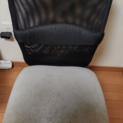 キャスター付きオフィスチェア、別売りクッション付きの画像