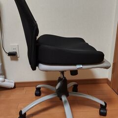 キャスター付きオフィスチェア、別売りクッション付きの画像