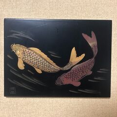 双鯉の漆額の画像