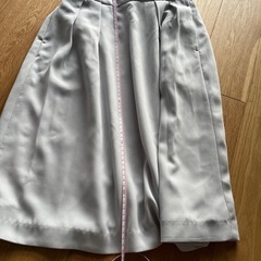 ユニクロ　きれいめ　スカート　Mサイズ　ライトグレーの画像