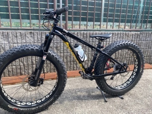 FAT BOY（グロスブラック/ゴールド/ホワイト）