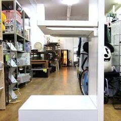 店舗什器 白いブラックサンダー 北海道物産展 キャスター付き 幅：約42cm ラック 棚 北海道Version 2段 札幌市 厚別区の画像