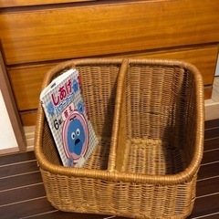 編みかごのブックシェルフの画像