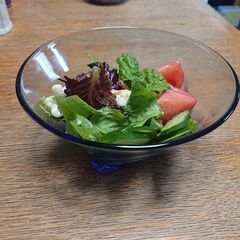 野菜の販売です。レストランのようなサラダが楽しめます。　赤いサラ...