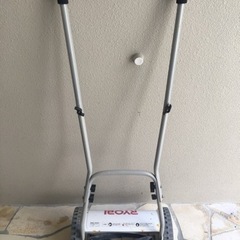 芝刈り機　(手押し型とバリカン型の2つ)と熊手の画像