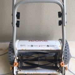 芝刈り機　(手押し型とバリカン型の2つ)と熊手の画像