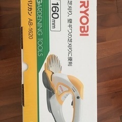 芝刈り機　(手押し型とバリカン型の2つ)と熊手の画像