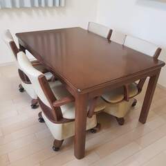 元値6万円・ダイニングこたつハイタイプ4人用、専用の回転椅子4脚と掛け布団つき。