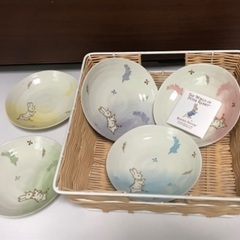 ピーターラビット　カゴと小皿5枚セットの画像